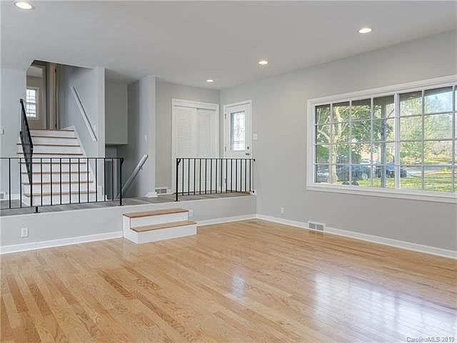 Building Photo - 30 S Oak Forest Dr