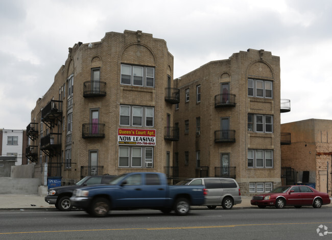 Foto del edificio - Queens Court Apartments