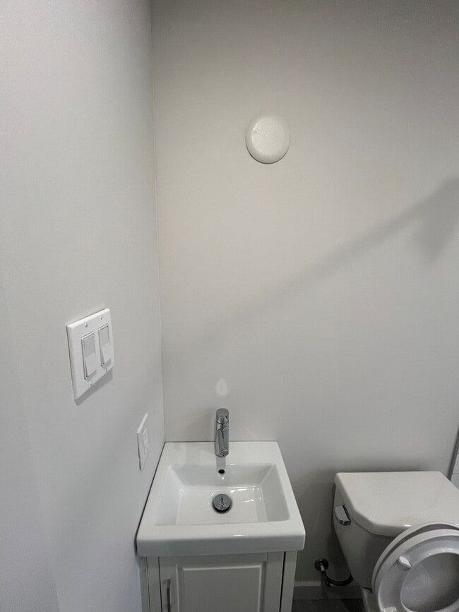 Building Photo - 1482A Morisset Av