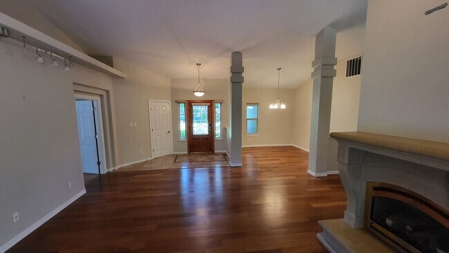 Foto del edificio - 3 Bed 2.5 Bath Single Level 3 Car Garage