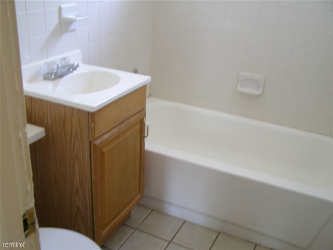 Building Photo - 3 br, 1.5 bath Duplex - 2310 Deerfield Ct ...