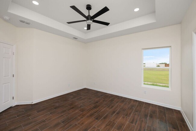 Building Photo - 3125 Fairway Dr