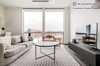 Building Photo - 2340 N California Ave