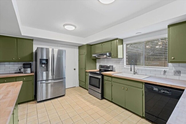 Building Photo - 313 Comet