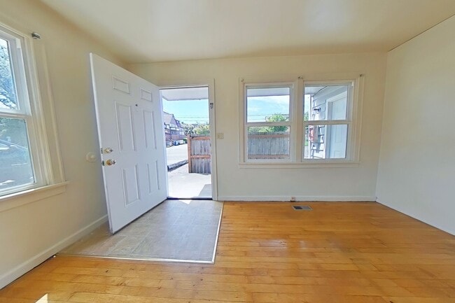 Building Photo - 2 Bedroom Apartment ~ Close to Campus ~ Ca...