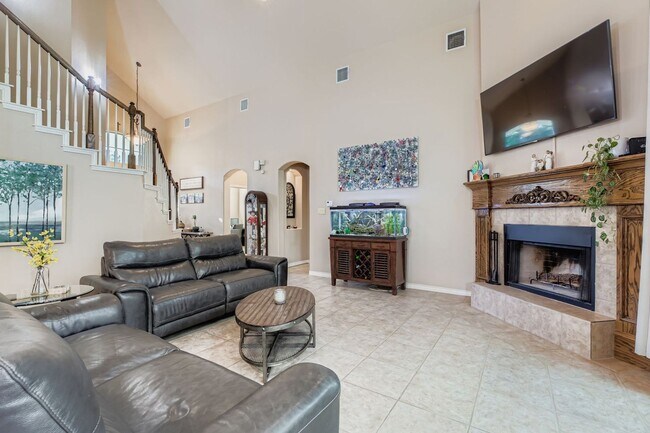 Foto del edificio - Large 4 bedroom home on 1 acre with lawn c...