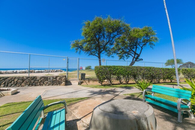 Foto del edificio - Direct ocean front 1 bed, 1 bath, covered parking, extra parking stall available for rent