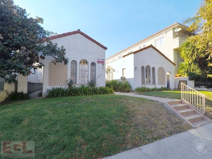 Primary Photo - 834 4/5-835 N Martel Ave
