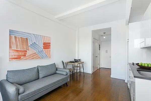 Building Photo - 212 W 91st St