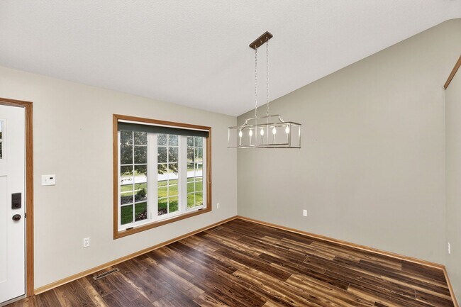 Foto del edificio - BEAUTIFUL 4-SEASONS ROOM!! 4 Bedroom, 3 Bathroom Home in Waukee!