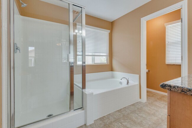 Foto del edificio - This home includes 3 bedrooms, 2.5 bathrooms & a loft.