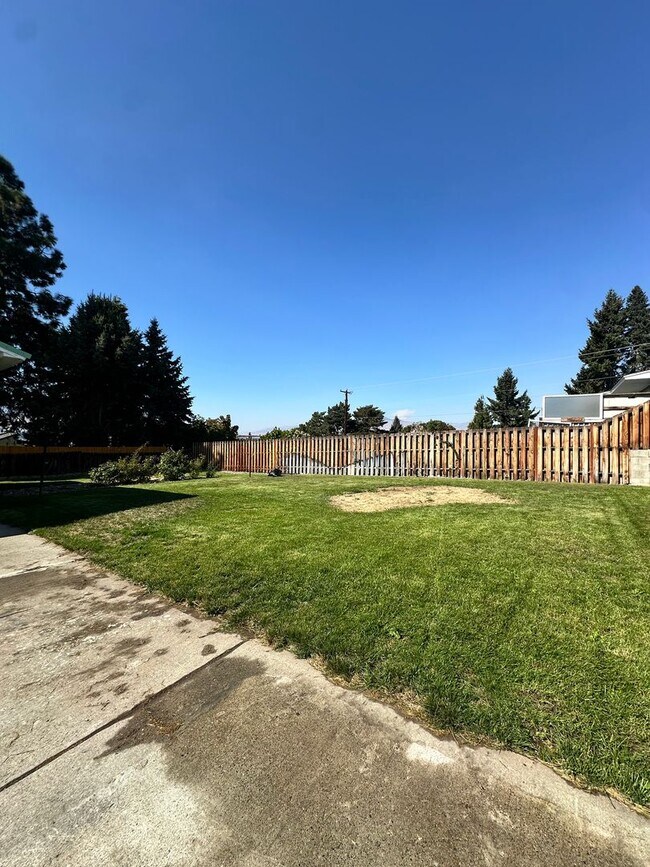 Foto del edificio - 3 Bedroom 1 Bath home * Owner Updates $600 OFF FIRST MONTHS RENT