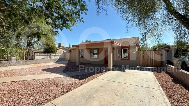 Foto del edificio - 3027 W Coronado Rd