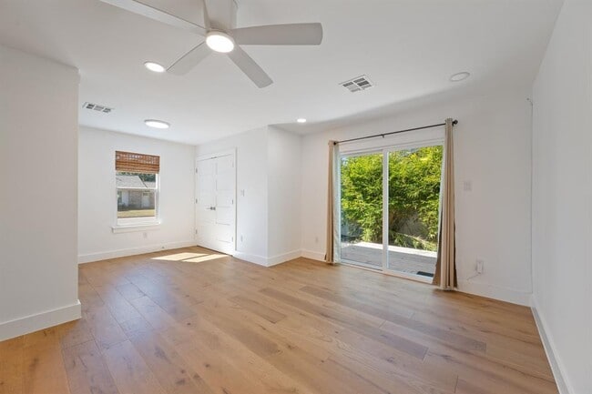 Foto del edificio - 5804 Tracy Lynn Ln