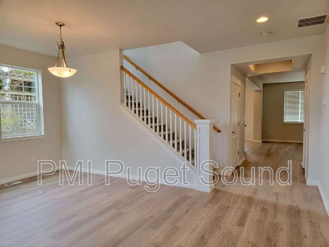 Building Photo - 576 Mount Baker Pl NE