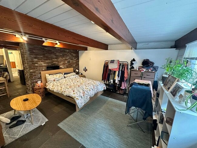 Building Photo - 17 Joy St