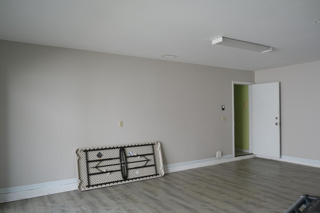 Building Photo - 550 Bush Rd
