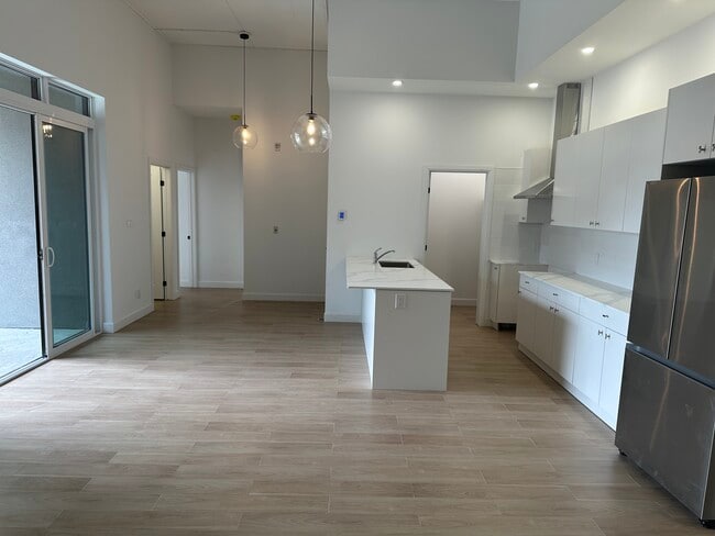 Building Photo - SPECIAL OFFER: Parking & Washer/Dryer INCL...