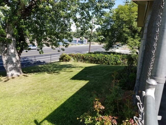 Building Photo - CHRISTMAS SPECIAL - FREE DECEMBER RENT