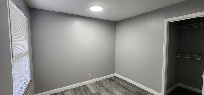 Foto del edificio - 3401 Hazelwood Ln