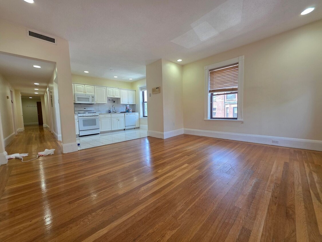 Foto principal - No Brokers Fee, Central Heat/AC, Garage Pa...