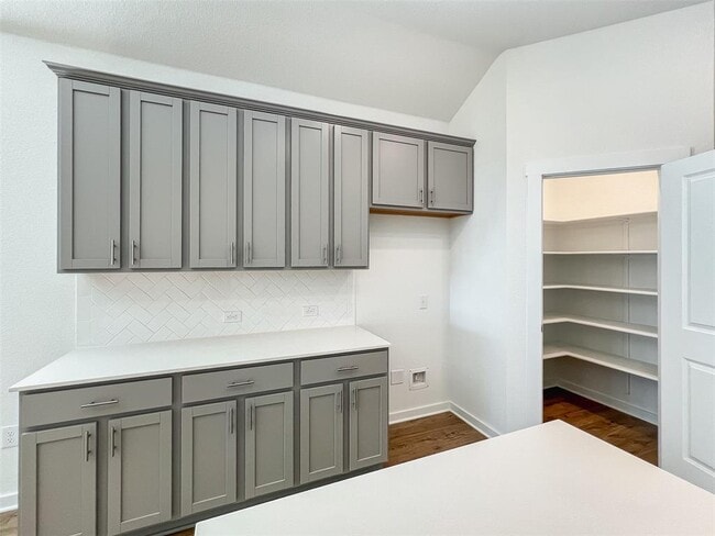 Building Photo - 1829 Walnut Grv Bnd