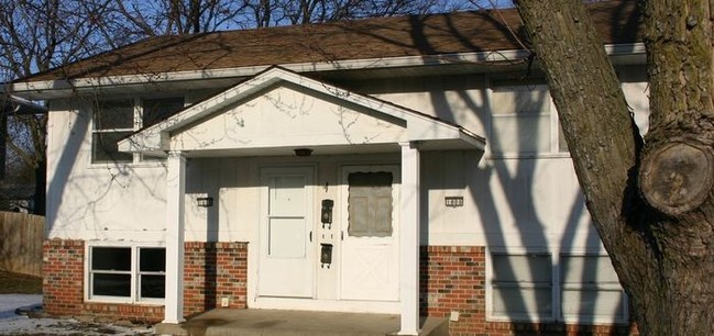 Building Photo - 2 BR 1 Bath Duplex in Norwalk