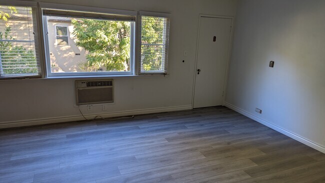 Living Room - 209 N Baldwin Ave
