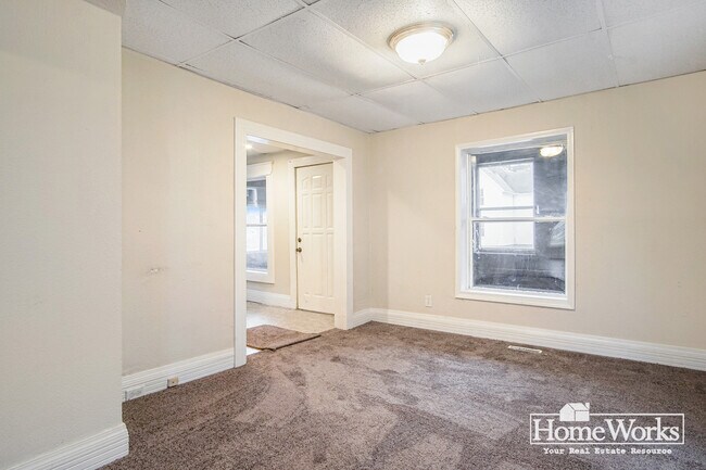Building Photo - 117 E Fox St