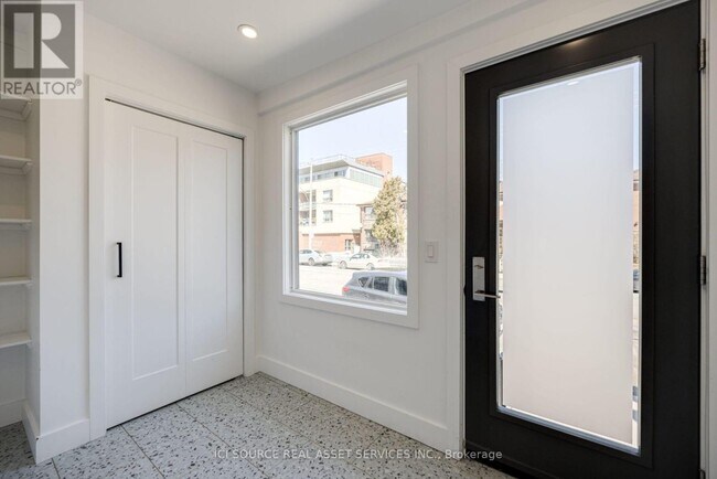 Photo du bâtiment - 24 Pape Ave