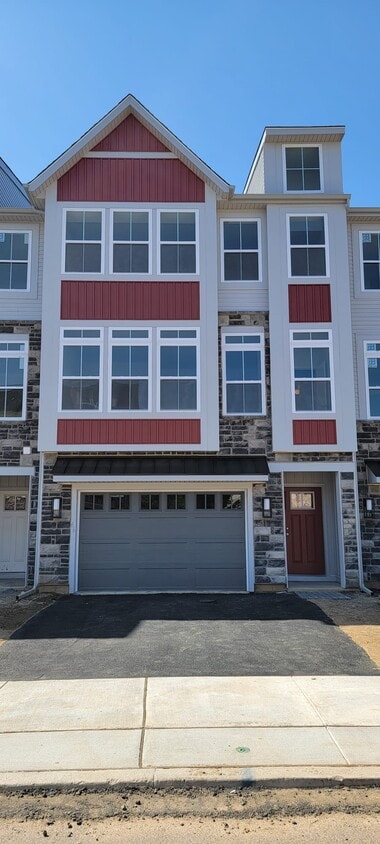 Primary Photo - 66 Independence Ct