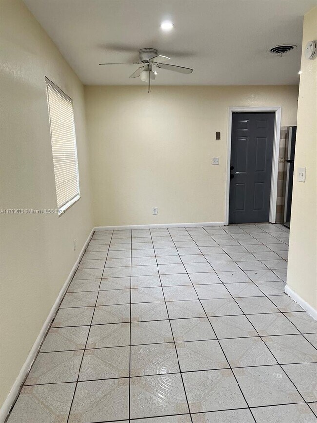 Building Photo - 420 NE 44th St