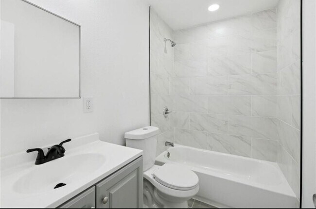 Foto del edificio - 2427 Octavia Dr