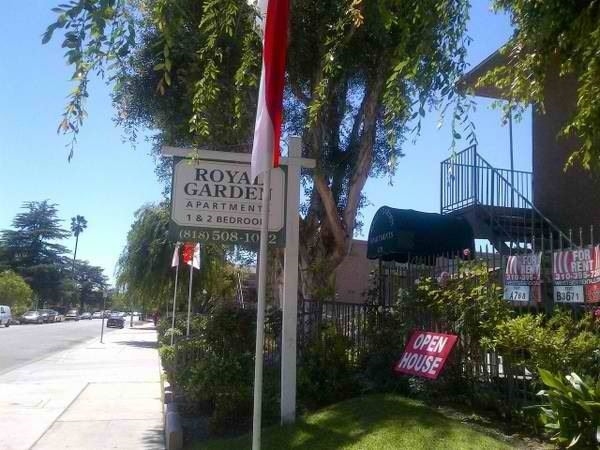 Street Sign / Entrance area - Royal Gardens I