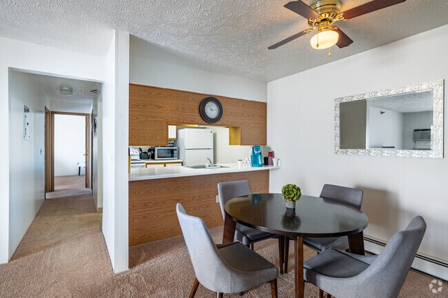 2 habitaciones, 1 baño - 940 pies cuadrados - Comedor - Woodbury Estates Apartments