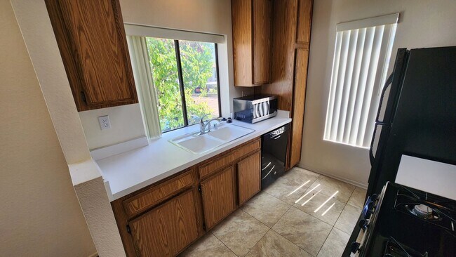 Foto del edificio - Mira Mesa Upstairs 1-Br + Covered Parking Space