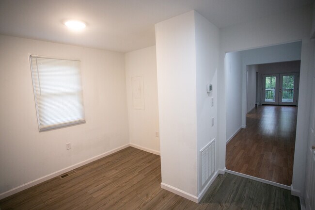 Building Photo - 476 Kenmore Rd