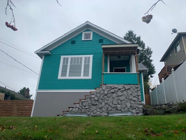 Foto del edificio - Classic Updated Bungalow.  2 bed with flex...