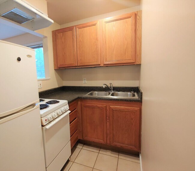 Building Photo - 800 NE 40th St