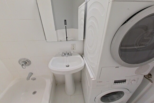 Building Photo - 410 E 13th St