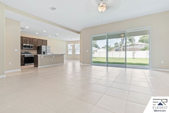 Foto del edificio - FULLY FENCED, LIKE NEW 3/2/2 IN DESIRABLE PINE GROVE