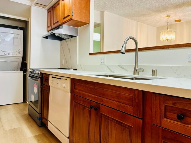 Building Photo - 2/2.5/1 AT DOWSETT POINT- NESTLED ON THE SLOPES OF PUNCHBOWL