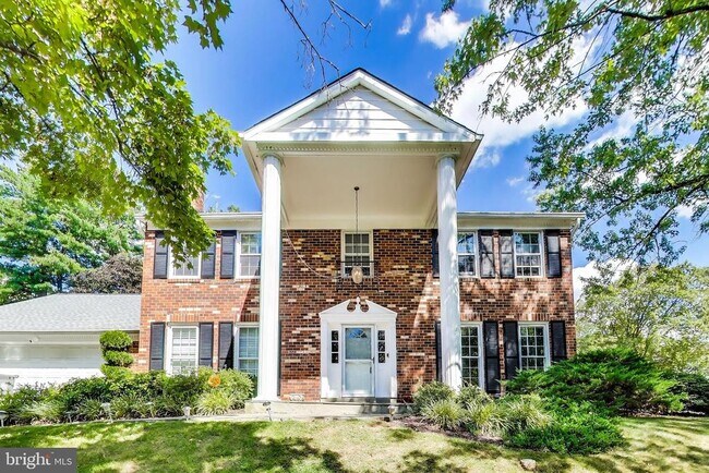 Foto del edificio - 1718 Crestview Dr