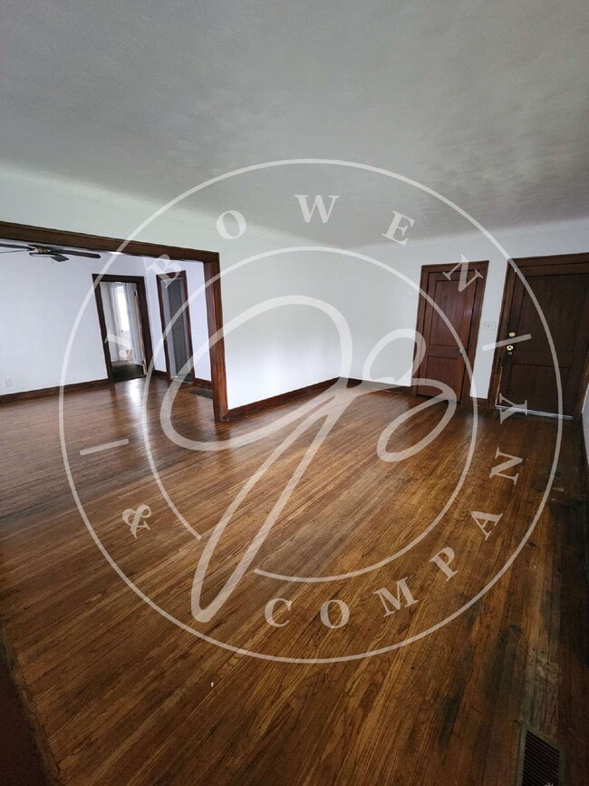 Building Photo - 3 bed 1 bath lower duplex with so much space!