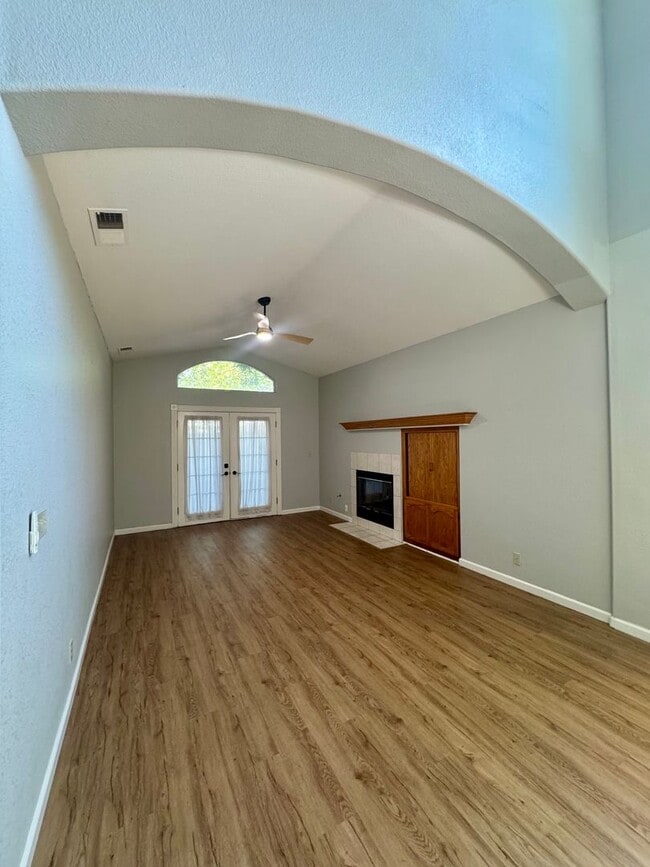 Foto del edificio - Spacious 2 Bed, 2.5 Bath Home with Loft, Vaulted Ceilings & Private Yard