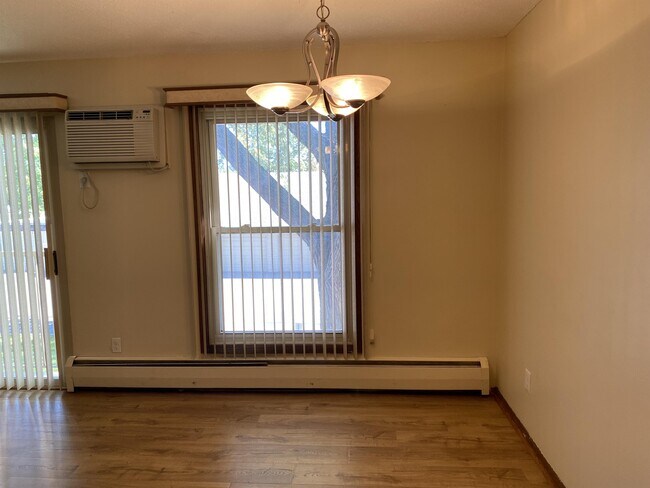 Building Photo - 914 9th Ave S