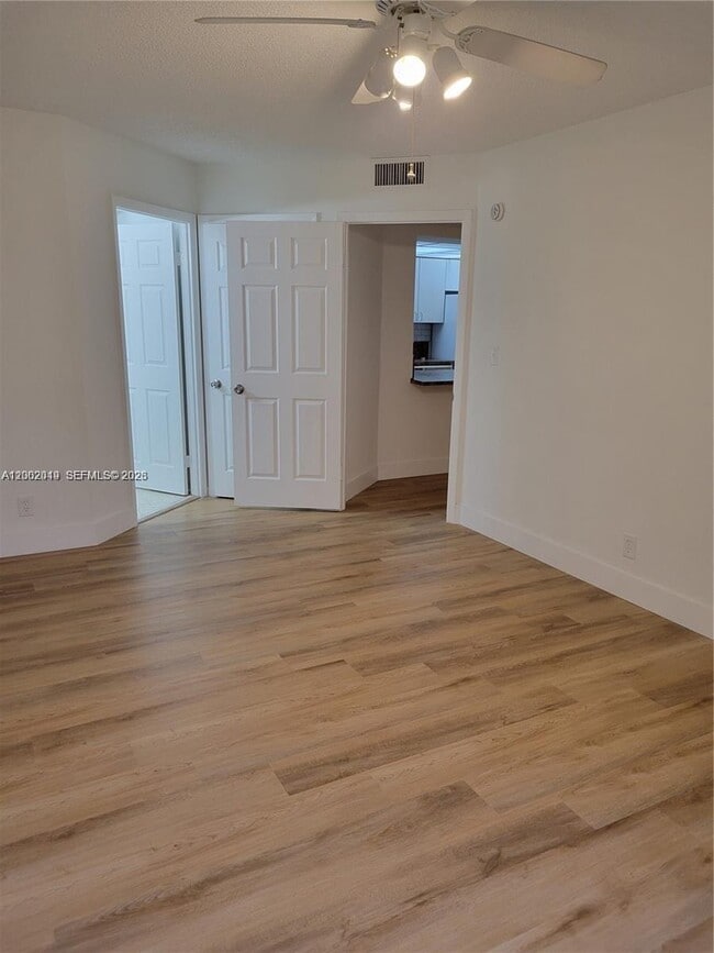 Foto del edificio - 8290 Lake Dr
