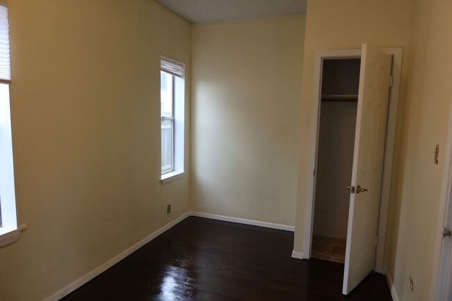 Foto del edificio - Hyde Park - 1 Bedroom House - Huge Yard - Real Wood Floors - Claw Foot Tub - $1495