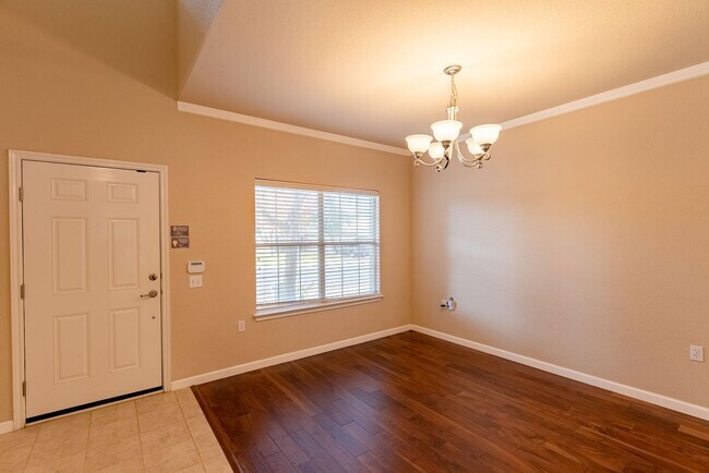 Foto del edificio - Luxe Living Unveiled: Your 4-Bedroom Oasis...