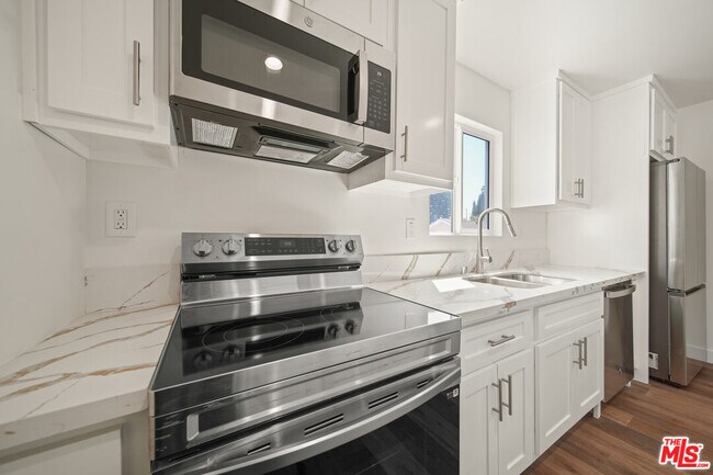 Foto del edificio - 1055 N Wilton Pl